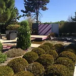 Sous Les Pins מלון