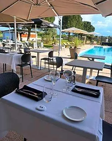 Sous Les Pins Hotell 3*