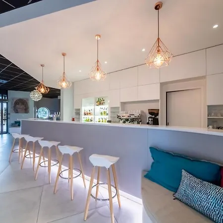 Sous Les Pins 3* Etoile-sur-Rhone